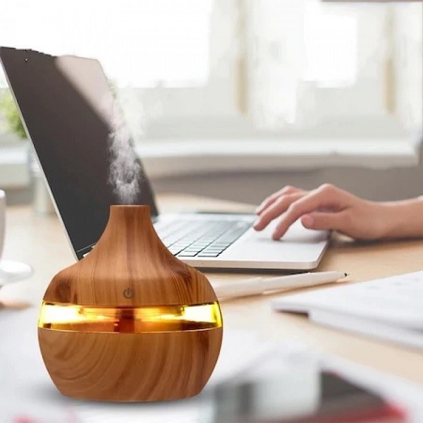 UMIDIFICATOR CU AROME PENTRU CAMERA PLUS CADOU SET 4 ULEIURI ESENTIALE PENTRU AROMATERAPIE